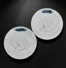 【2枚セット】 古伊万里 陽刻 鶴皿 絵皿 日本鶴 丸皿 平皿 取り皿 盛り皿 飾り皿 和食器 時代物 骨董品 アンティーク