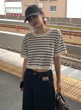ボーダー柄ロゴ刺繍ショート丈ニットトップス