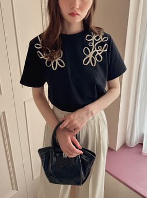 フラワーコード刺繍Tシャツ
