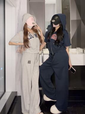 ロゴプリントダブルジップパーカー×ワイドパンツセットアップ