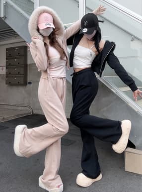 ファーフードパーカー×フレアパンツスウェットセットアップ