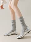 グレー